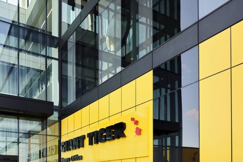 Détail de la facade principale du siège social de Tigre Géant à Ottawa, par GKC Architecture & Design.