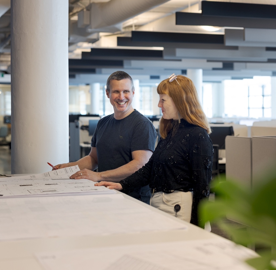 Deux collègues consultant un plan