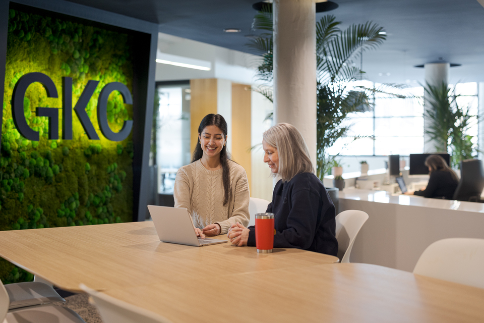 Des collègues qui collaborent dans l'un des espaces communs du bureau-chef de GKC Architecture & Design 