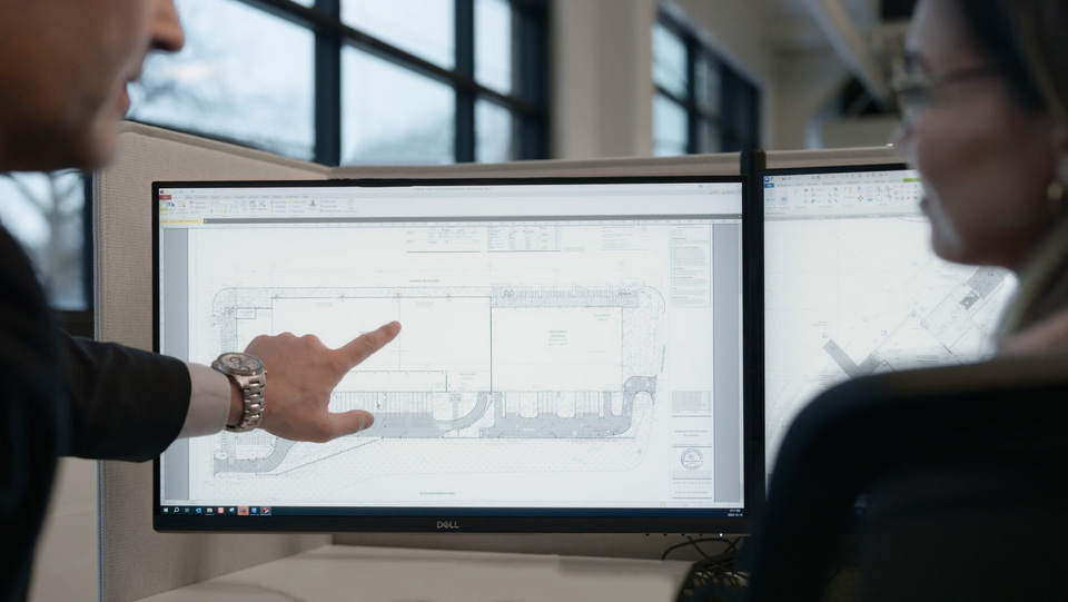 Deux architectes industriels travaillant sur un projet d'architecture au bureau-chef de GKC Architecture & Design 