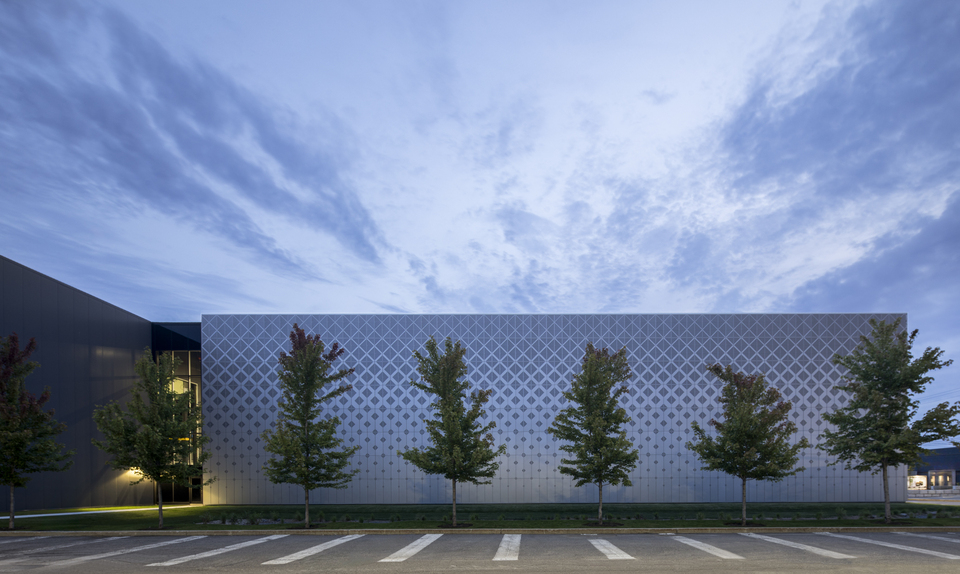 Façade décorative de l'agrandissement de l'entrepôt Browns à St-Laurent, Qc
