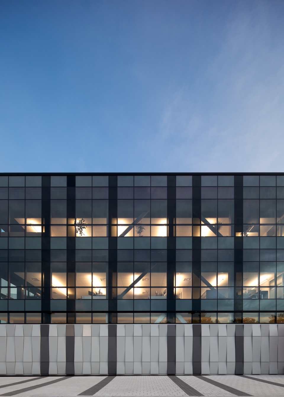 Détail de la façade du centre administratif de Metro à Terrebonne, Qc