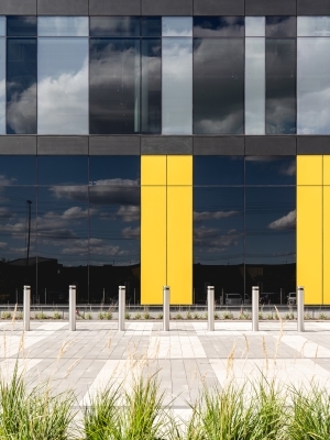 Détail de facade du siège social de Giant Tiger à Johnstown, ON