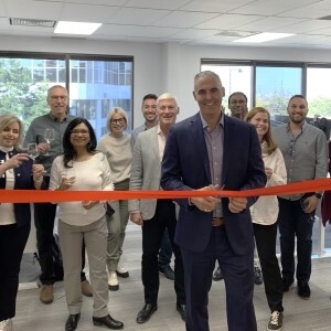 Coupure du ruban au nouveaux bureaux de GKC à Toronto