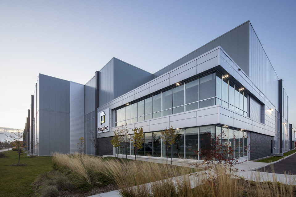 Volume de bureaux au coin du bâtiment