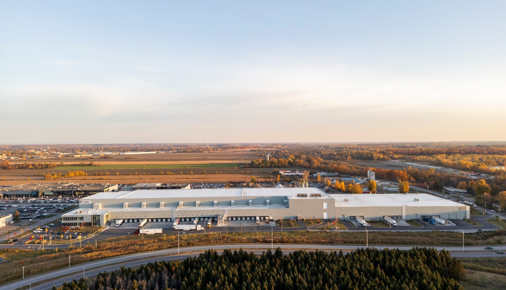 Vue aérienne de la façade avant de l'entrepôt.