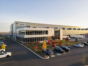 Bureaux et entrepôts Congebec à Mascouche, conçus par GKC Architecture & Design, Architecture industrielle - Vue façade sur rue