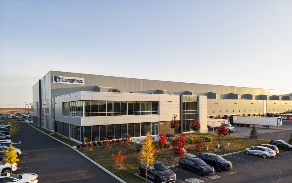 Bureaux et entrepôts Congebec à Mascouche, conçus par GKC Architecture & Design, Architecture industrielle - Vue façade sur rue