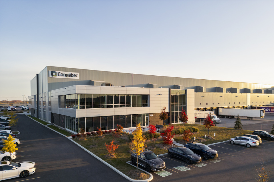 Bureaux et entrepôts Congebec à Mascouche, conçus par GKC Architecture & Design, Architecture industrielle - Vue façade sur rue