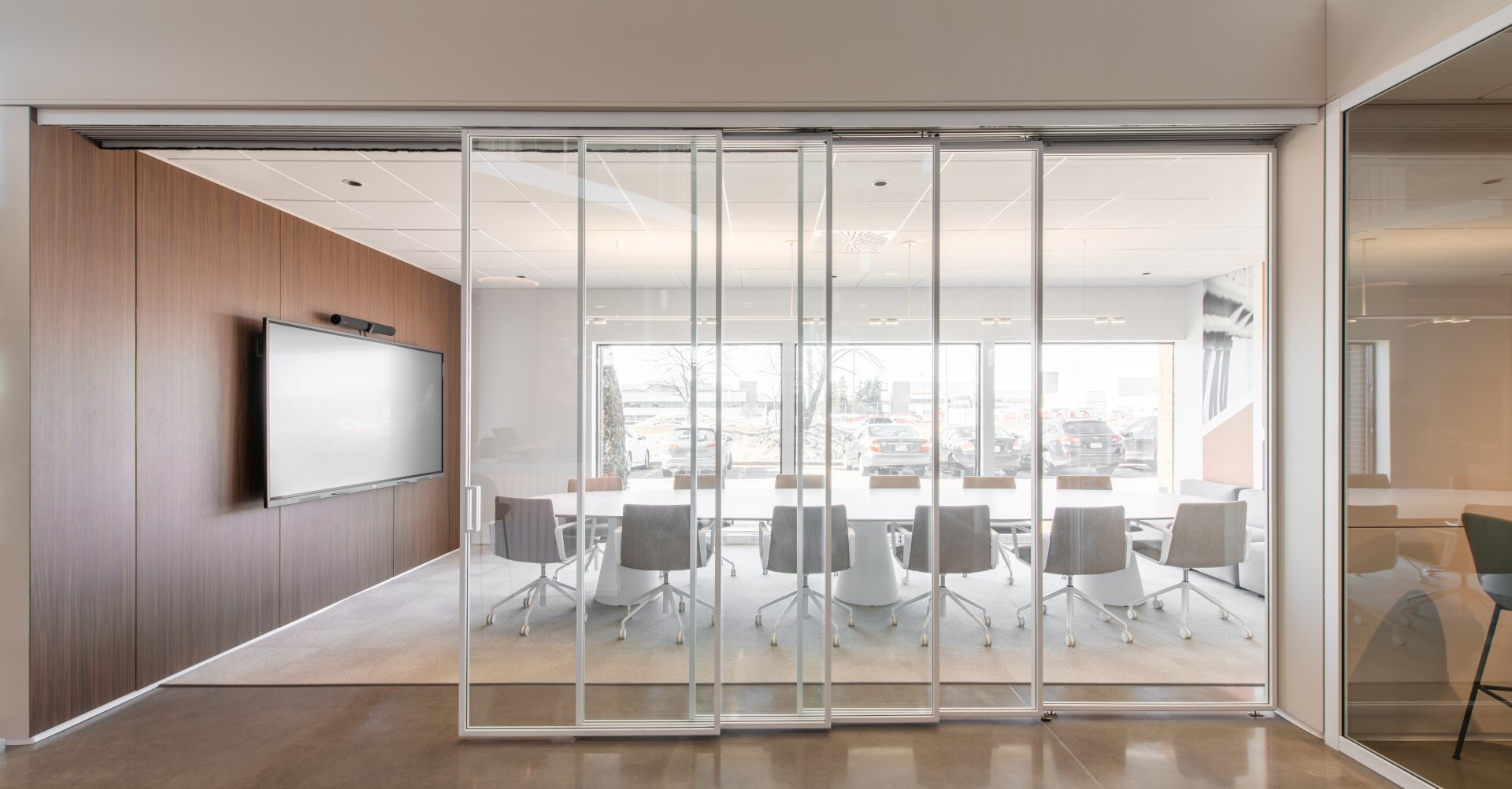 Salle de conférence modulable avec portes coulissantes