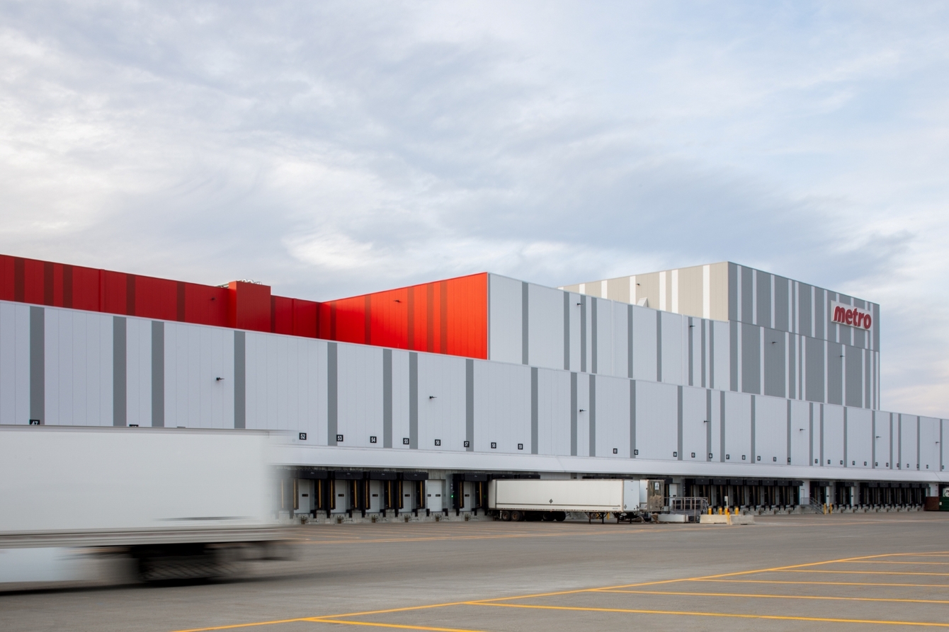 Photo qui montre la jonction des volumes d'entrepôts rouge et blanc