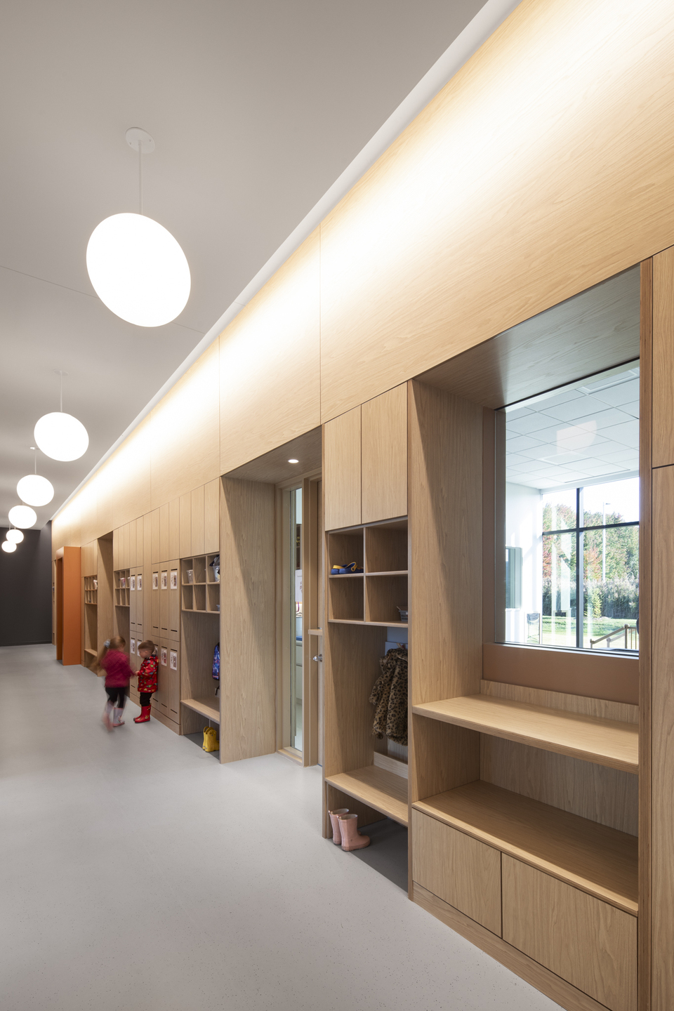 Enfants près de casiers dans le corridor principal 