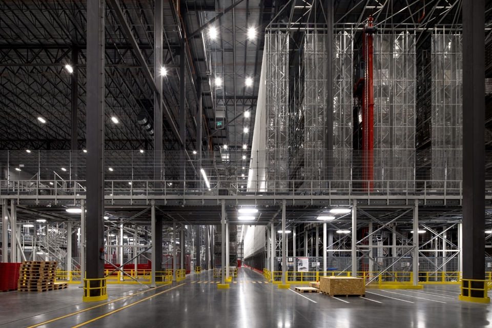 Convoyeur dans le centre de distribution de METRO à Vaughan, Ontario