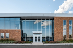 Entrée des bureaux d'Anixter au VSL Hub à Saint-Laurent, QC