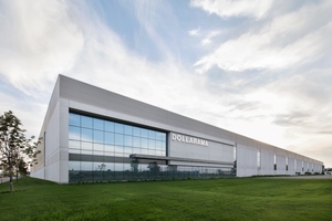 Facade principale du centre de distribution Dollarama à Lachine, QC