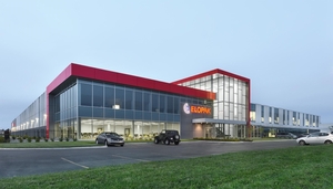 Facade principale du siège social d'Elopak à Blainville, QC