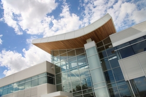 Marquise de l'entrée principale de l'entrepôt Stanpro à Saint-Laurent, QC