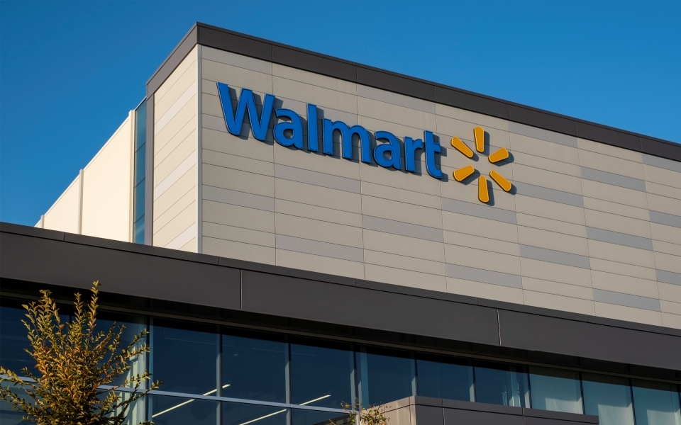 Facade supérieure du centre de distribution Walmart à Surrey, CB