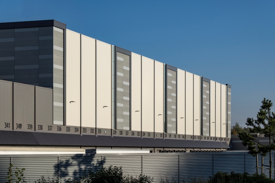 Façade latérale avec quais de chargement