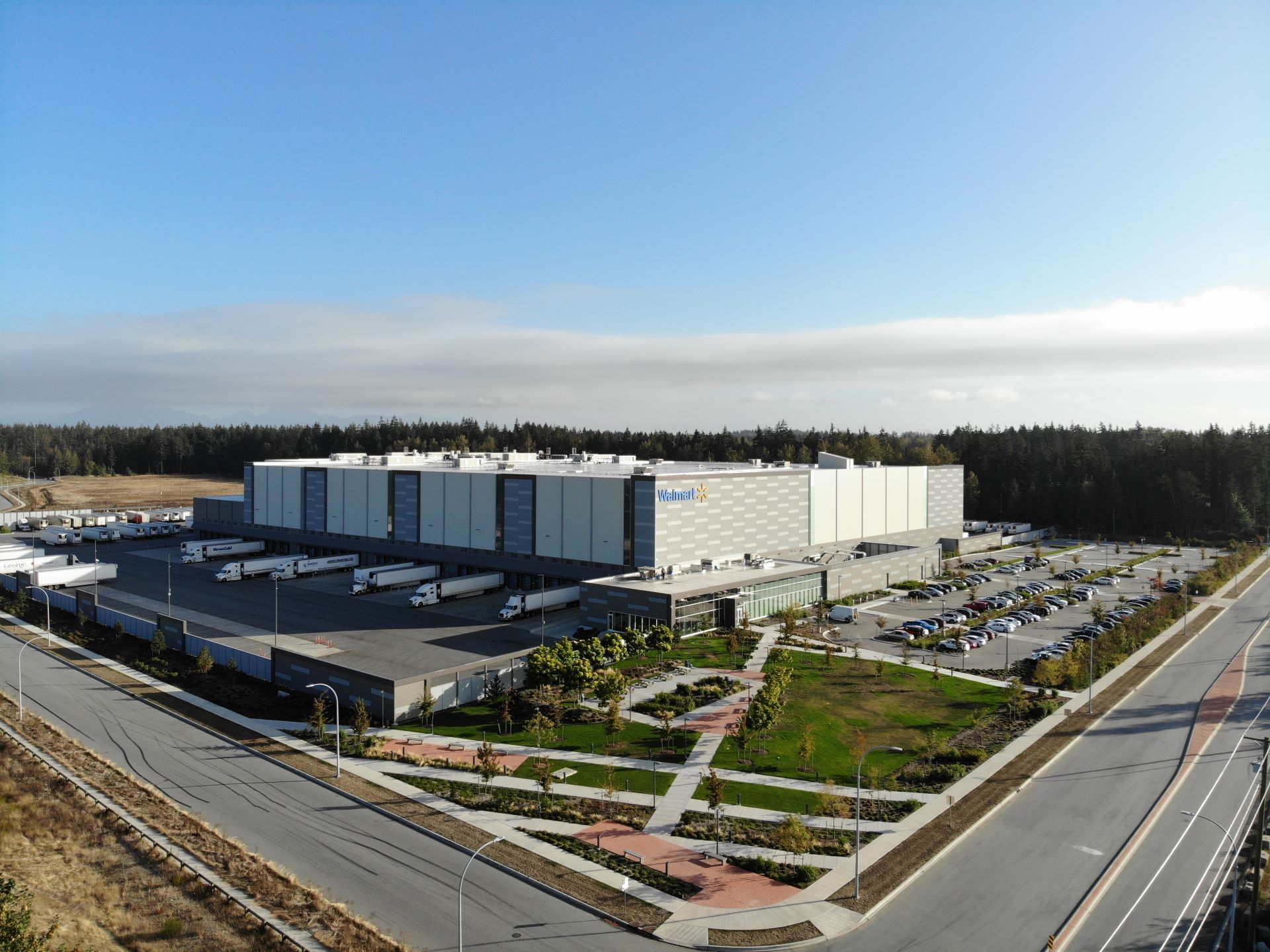 Vue aérienne du centre de distribution Walmart à Surrey, BC