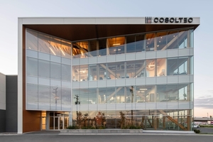 Facade principale des bureaux de Cosoltec au Code 440, Laval
