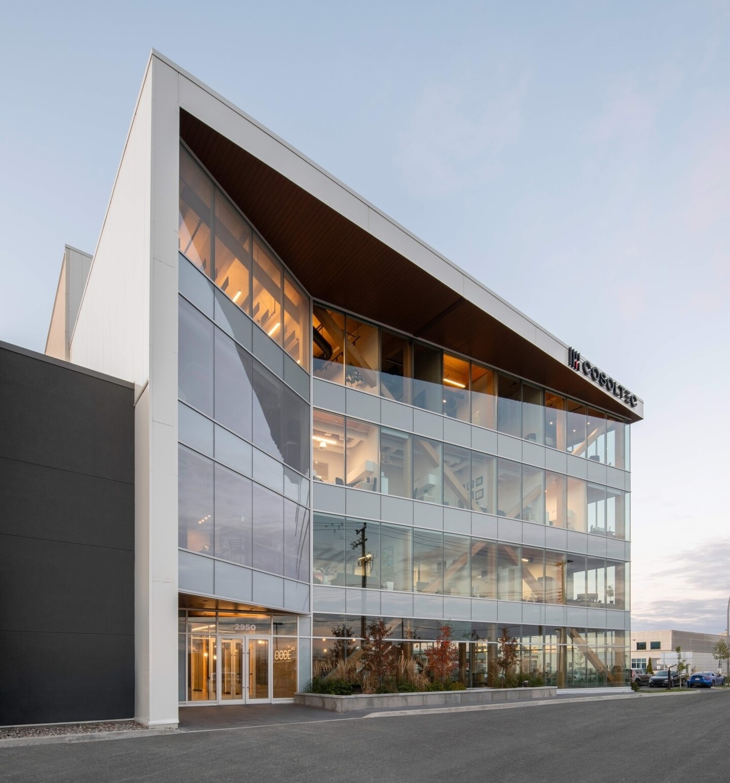 Façade principale du bâtiment à bureaux avec contreventements en bois apparents