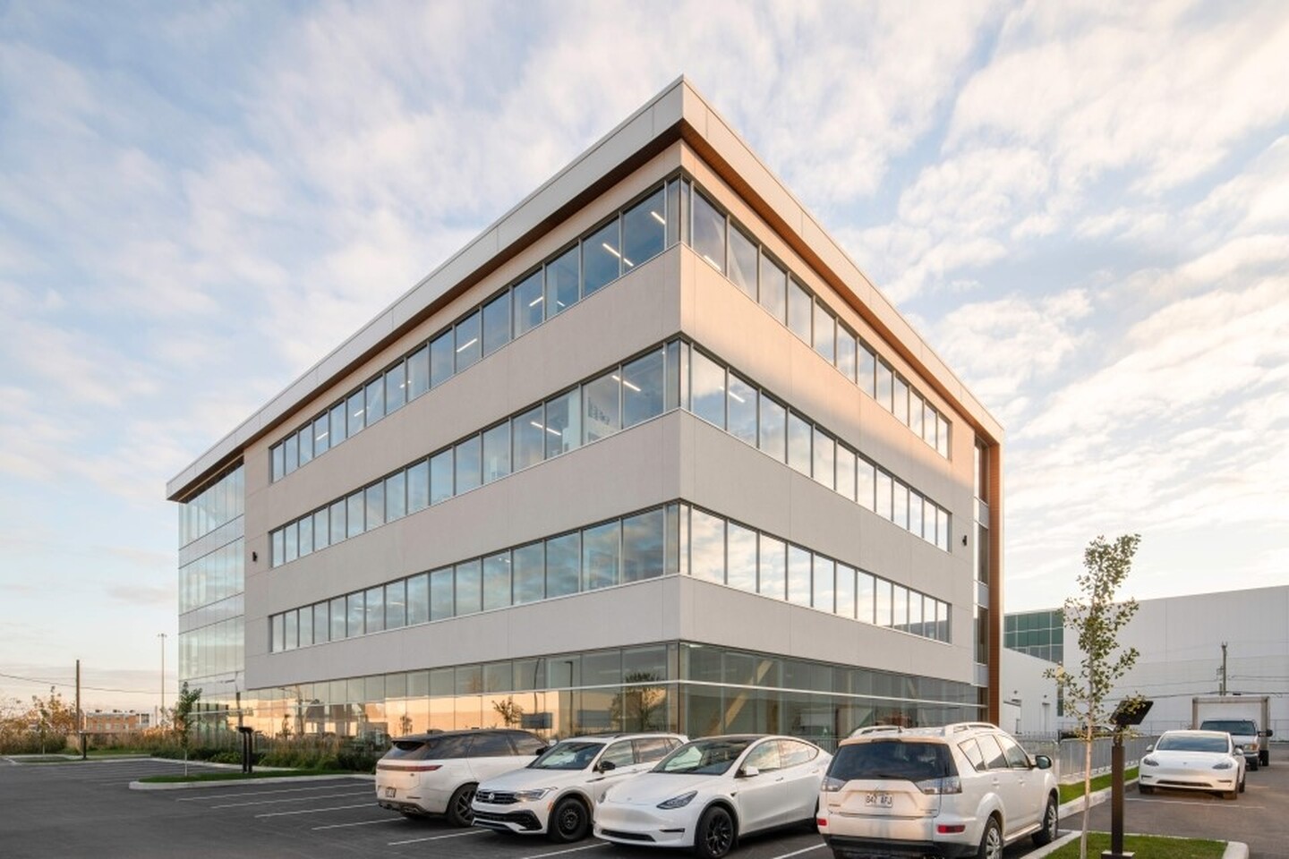 Facades arrière et de côté du bâtiment à bureau