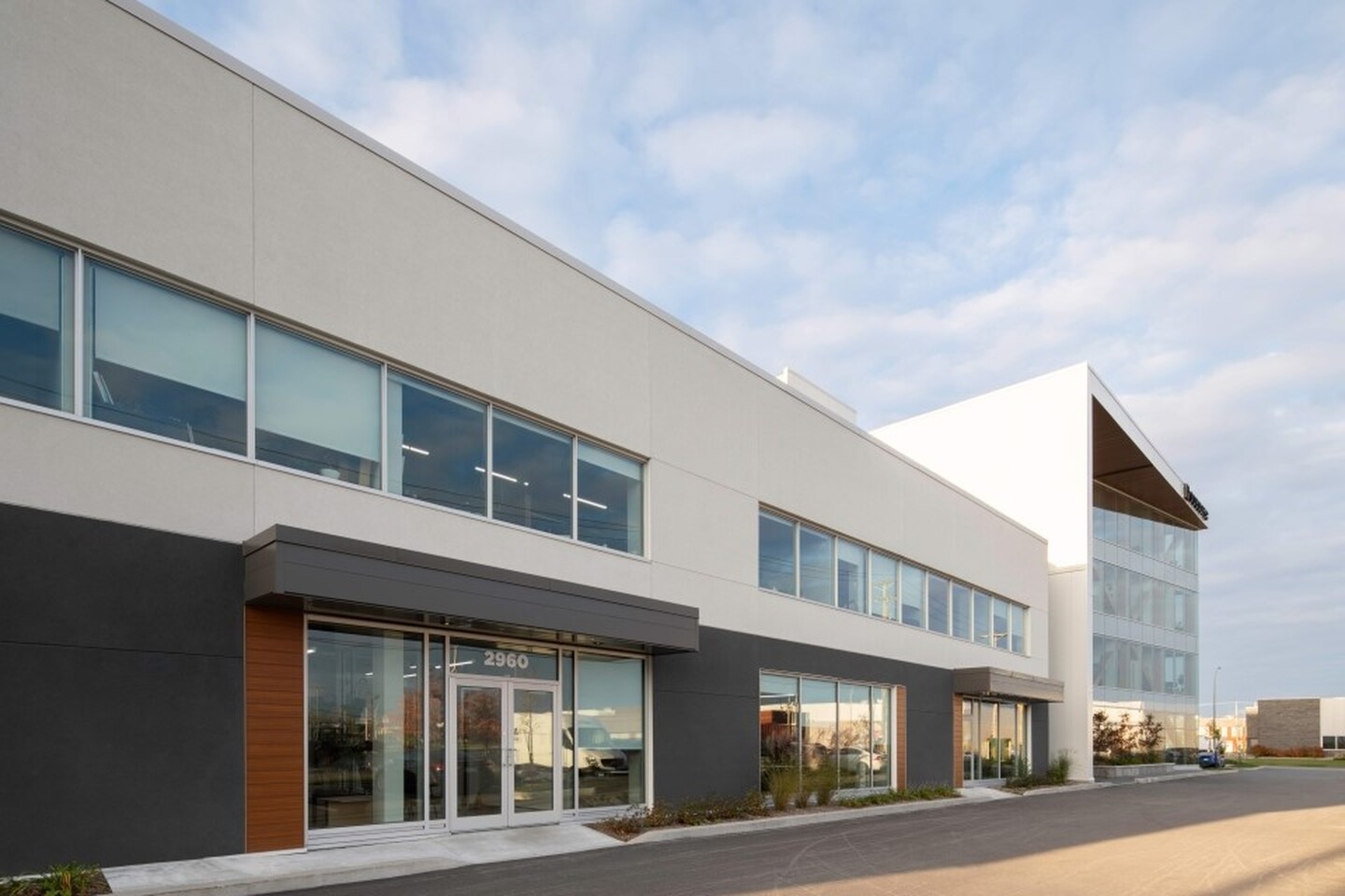 Espace industriels adjacents au bâtiment à bureaux