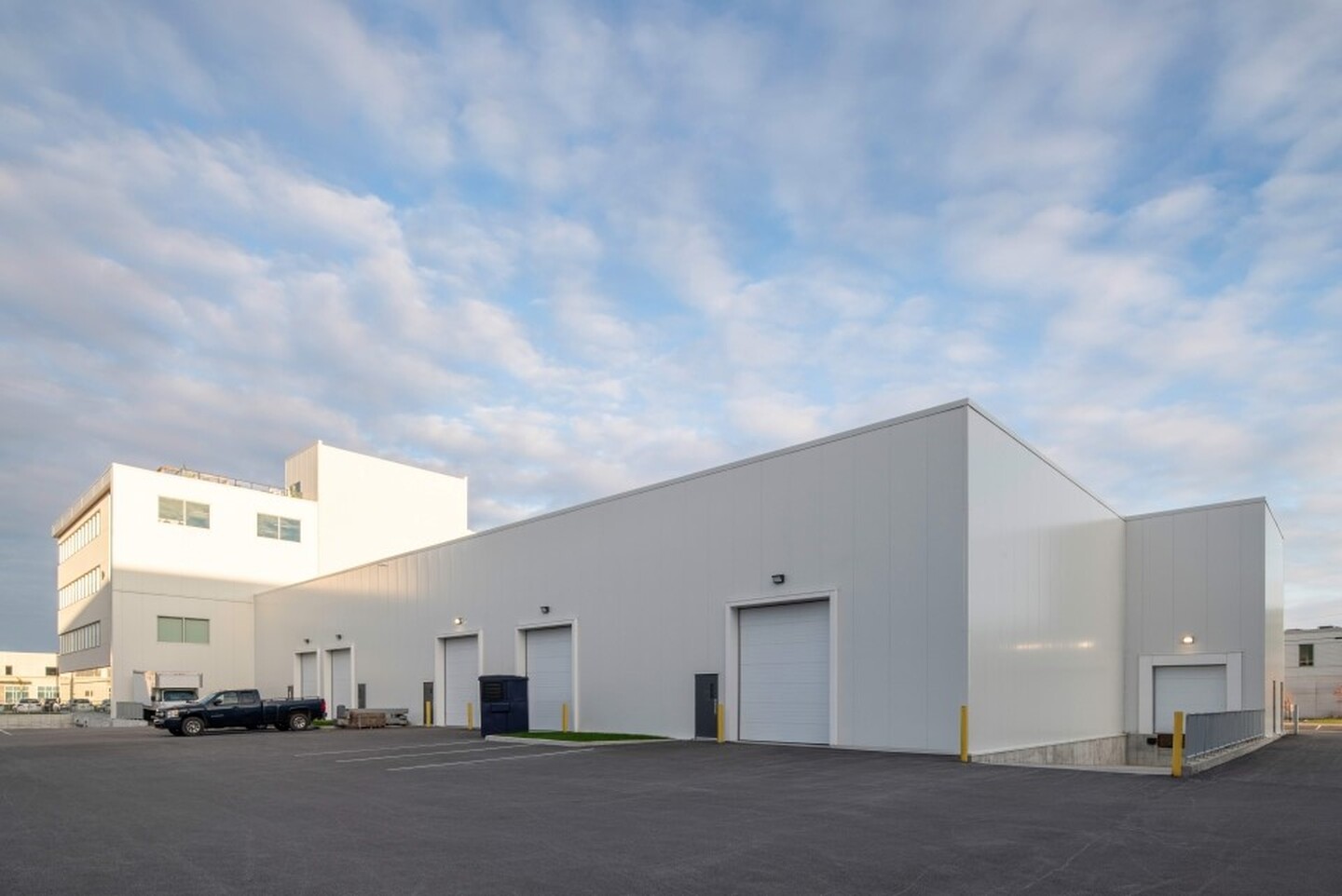 Portes au sol et quai de chargement des espaces industriels.