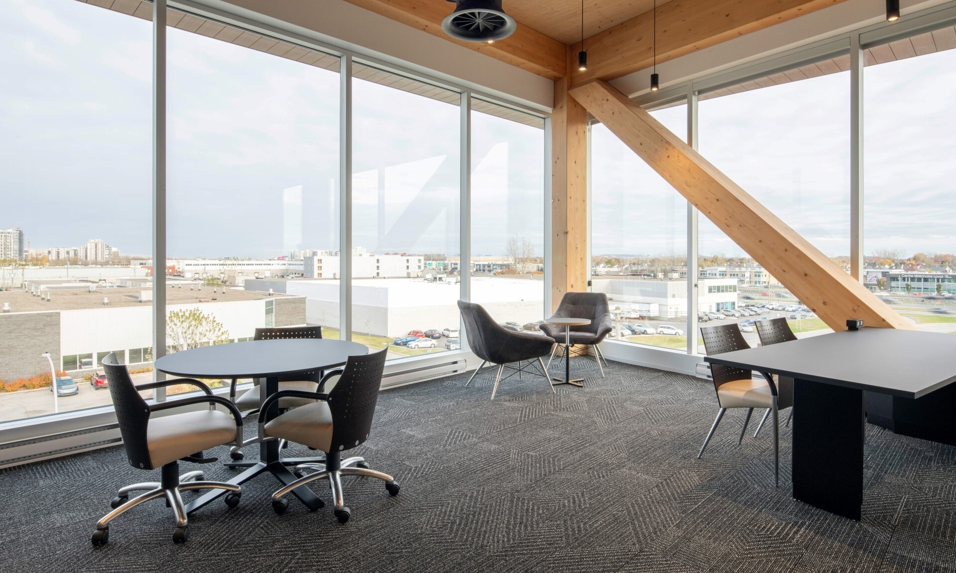 Vue intérieure des bureaux à structure de bois apparente du bâtiment Code440