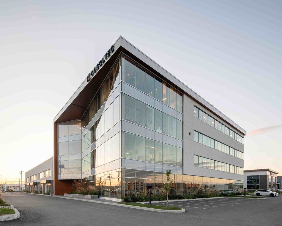 Facade principale du bâtiment avec les contreventements en bois apparent