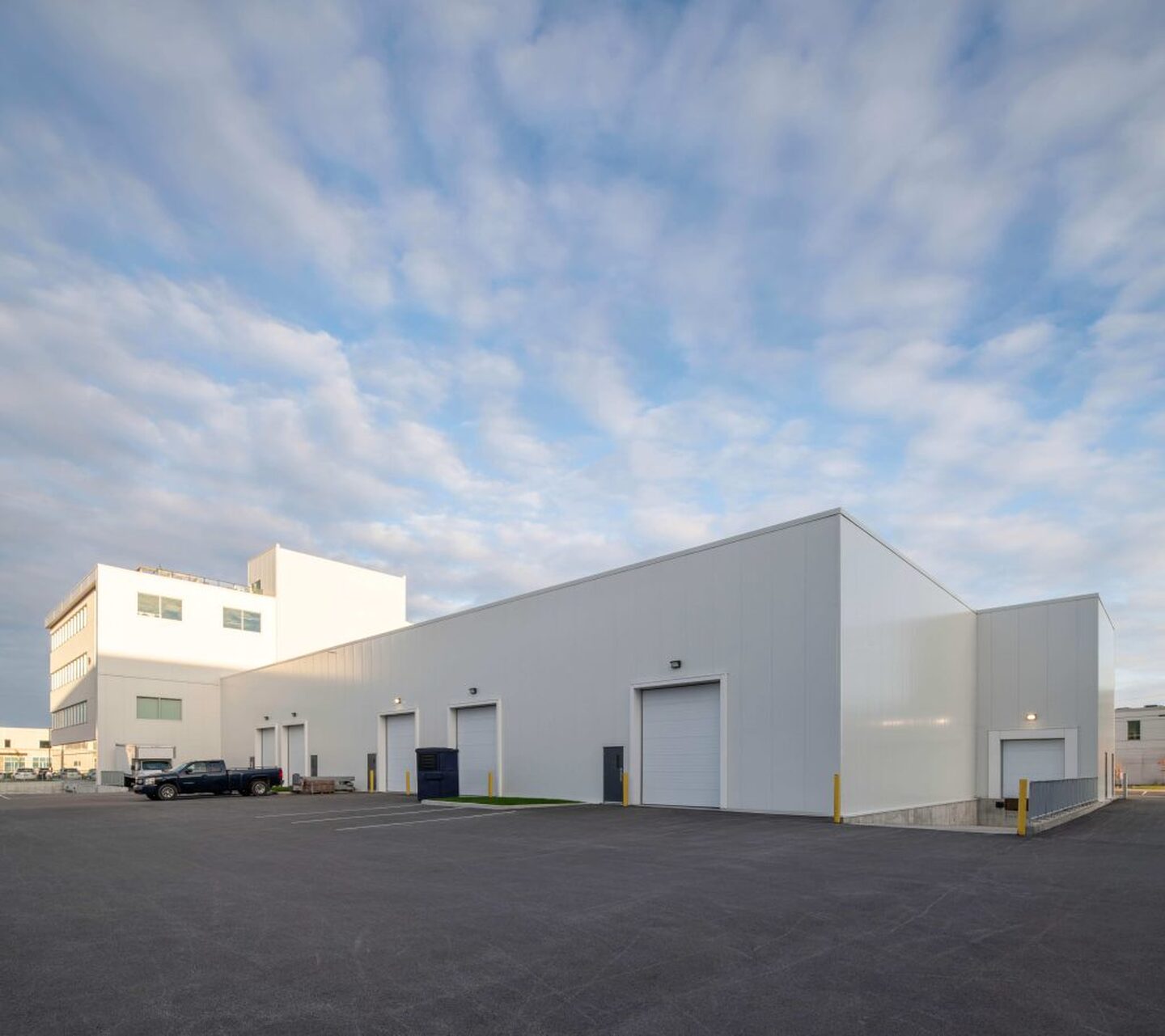 Portes au sol et quai de chargement des espaces industriels.